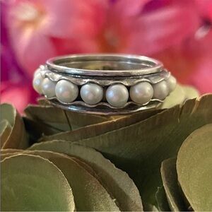 Silpada R2209 'Nested Pearls Ring' in Sterling Silver in excellent condition!